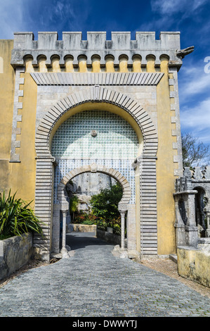 Pena-Palast, Sintra, Portugal. Arabischer Architektur Stil Bogen am Palacio de Pina Eingang. Stockfoto