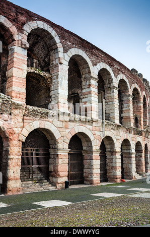 Verona-Amphitheater, in 30AD, die drittgrößte in der Welt, bei Abenddämmerung Zeit abgeschlossen. Römische Arena in Verona, Italien Stockfoto