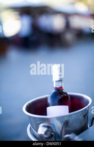 Flasche Roséwein im Eiskübel im freien Stockfoto