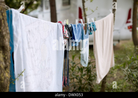 Wäscheständer auf der Wäscheleine im Garten Stockfoto