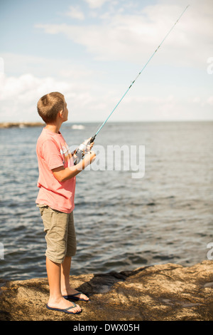 Voller Länge von jungen Fischen am Seeufer Stockfoto