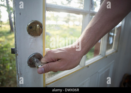 Mannes Hand mit Türgriff Stockfoto