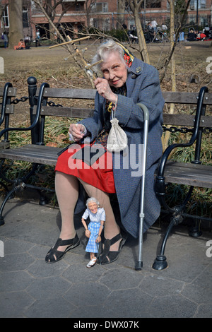 Porträt von Doris Diether, eine 85-jährige Marionette Puppenspieler mit ihren eigenen Mini-me Puppe im Washington Square Park in New York City Stockfoto