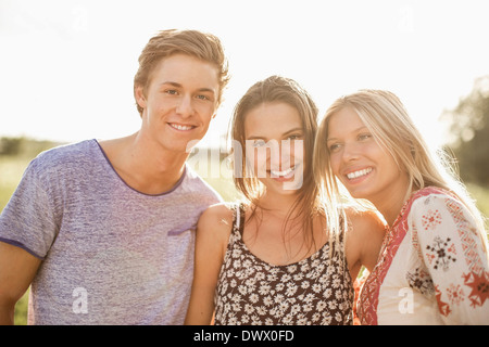 Porträt der jungen Freunde lächelnd im freien Stockfoto