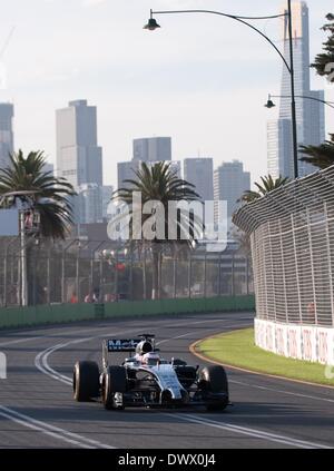 Melbourne, Australien. 14. März 2014. McLaren Formel-1-Fahrer Jenson Button von Großbritannien fährt während des zweiten Trainings von der Australian Formula One Grand Prix im Albert Park in Melbourne, Australien, 14. März 2014. Bildnachweis: Bai Xue/Xinhua/Alamy Live-Nachrichten Stockfoto