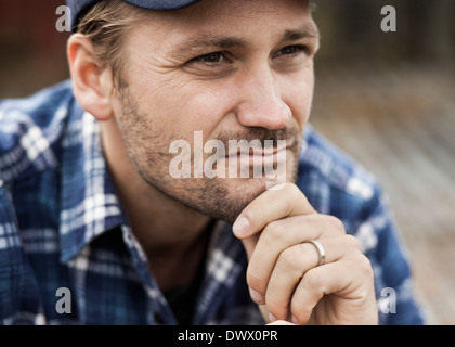 Nahaufnahme der durchdachten Bauer mit Hand am Kinn wegschauen Stockfoto