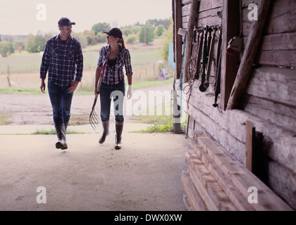 Gesamte Länge der Landwirtschaft Paare, die in der Scheune Stockfoto