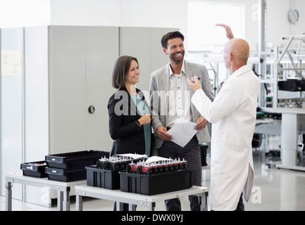 Ingenieur mit Geschäftsleuten in die Fabrik zu diskutieren Stockfoto