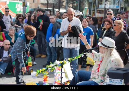 Israelische Sängerin und Songwriterin Miri Aloni auf der Magan David Vorplatz Carmel-Markt in Tel Aviv Bild 21.1.2014 Stockfoto