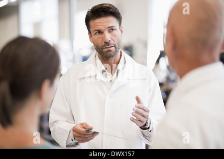 Ingenieur erklären Platine für Geschäftsleute im Werksgelände Stockfoto