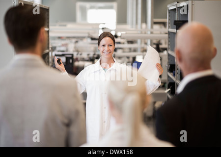 Ingenieurin, die Geschäftsleute in der verarbeitenden Industrie zu erklären Stockfoto