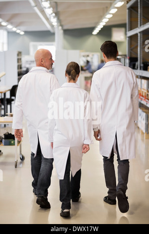 Rückansicht des Ingenieure Wandern in Fabrik Stockfoto