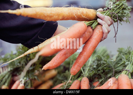 Bild der Frau Kauf Karotten Gemüse Stall beschnitten Stockfoto