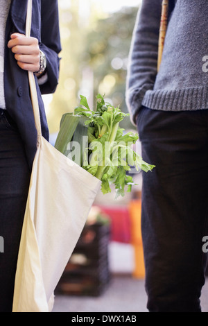 Zugeschnittenes Bild des Paares mit Lebensmitteln im freien Stockfoto