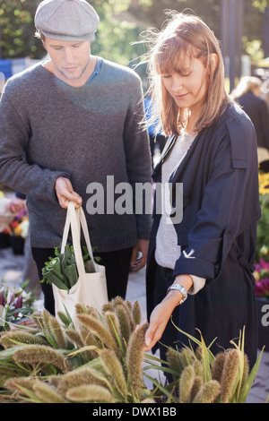 Paar, die Auswahl von Pflanzen in Blumenmarkt Stockfoto