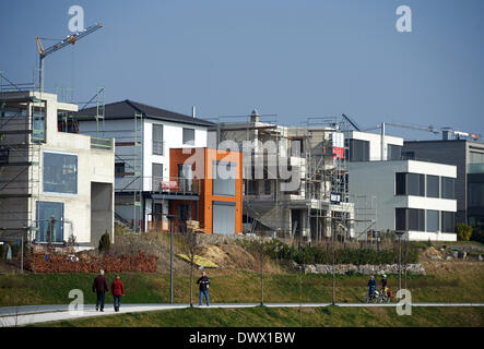 Neue Häuser sind neben den Phoenis-See in Dortmund, Deutschland, 11.03.2014 auf dem Gelände des ehemaligen Stahlwerks. Foto: Bernd Thissen/dpa Stockfoto