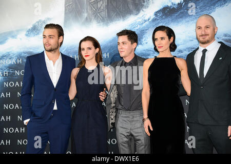 Berlin, Deutschland. 13. März 2014. Darren Aronofsky, Jennifer Connelly, Emma Watson, Douglas Booth, Logan Lerman Deutschland-Premiere des Films Noah im Zoopalast Kino am Donnerstag, 13. März 2014 in Berlin Kredit: Dpa picture-Alliance/Alamy Live News Stockfoto