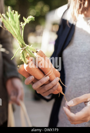 Mittelteil der Frau, die Karotte in Markt Stockfoto