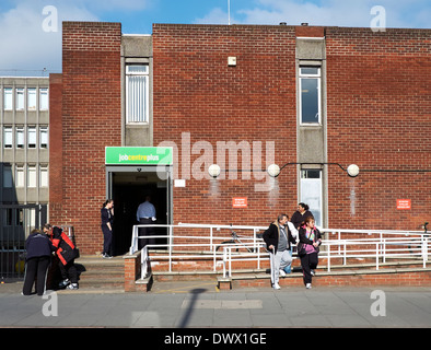 Leute warten vor Job centre plus Nottingham England uk Stockfoto