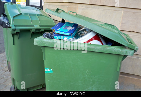 Wheelie bin überfüllt England uk Stockfoto