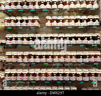 Verschiedene Gläser Marmelade und Gurken UK Retail Store Stockfoto