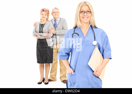 Älteres Paar posieren hinter Ärztin Stockfoto