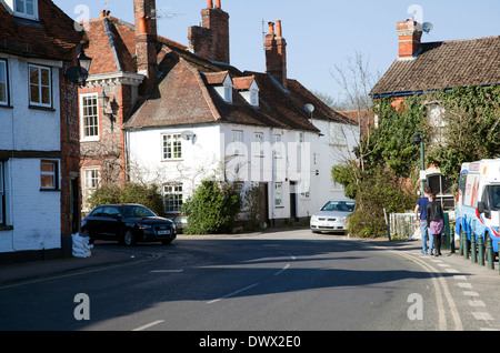 Henley-on-Thames ThamesideA4130 Straße und Gebäude entlang der Themse - Oxfordshire - England Stockfoto