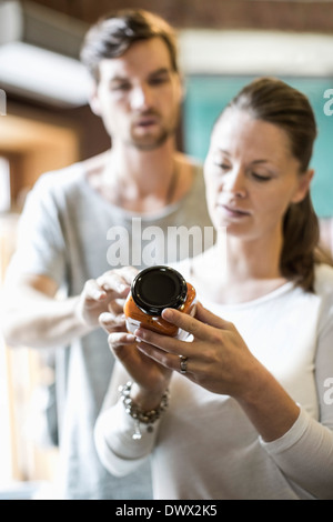 Freunden Produktetikett im Supermarkt zu lesen Stockfoto