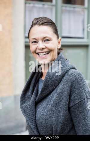 Porträt der glückliche Frau in warme Kleidung im freien Stockfoto