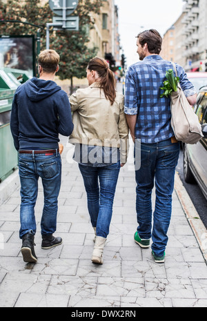 Rückansicht des Freunde zusammen auf Bürgersteig gehen Stockfoto