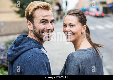 Porträt von Freunden lächelnd zusammen im freien Stockfoto