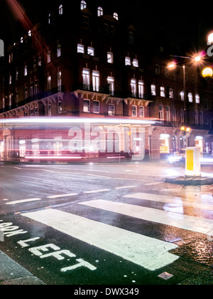 Londond Verkehr und Nachtleben in Bewegung Stockfoto