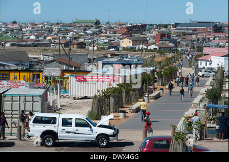 Herrliche Sicht über eine Straße und Häuser in Khayelitsha, Kapstadt, Western Cape, Südafrika Stockfoto