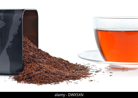 Natürliche Bio Rooibos in eine Dose und Rooibos-Tee. Tisane Tee ohne Koffein isoliert auf weißem Hintergrund. Stockfoto