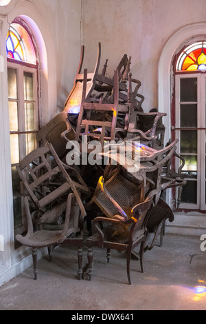 Indien, Westbengalen, Kolkata, Stühle, die nach dem Zufallsprinzip in eine verlassene Synagoge gestapelt Stockfoto