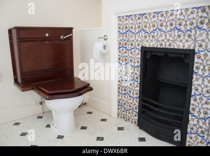 Toilette in einem englischen Herrenhaus in der Kunst und Handwerk-Stil, c1903 Stockfoto