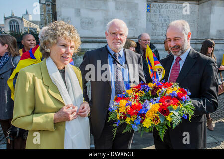Westminster Abbey, London, UK 12. März 2014. Ein Kranz ist an der Gedenkstätte für die unschuldigen Opfer von Krieg und Unterdrückung von Kate Hoey MP, Herr Howarth und Fabian Hamilton MP gelegt (L, R) folgt eine kurze Multi-religiösen Dienst unter der Leitung von Canon Jane Hecken von Westminster Abbey. Abgeordnete aus allen Parteien-Fraktion für Tibet besuchte die jährliche Zeremonie im Speicher von Tibetern, die seit dem Aufstand im Jahr 1959 ihr Leben verloren haben. Bildnachweis: Guy Bell/Alamy Live-Nachrichten Stockfoto