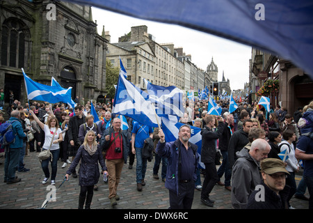 Massen marschieren durch die Straßen von Edinburgh während eines pro-Unabhängigkeit März und Kundgebung in der schottischen Hauptstadt im Jahr 2013. Stockfoto