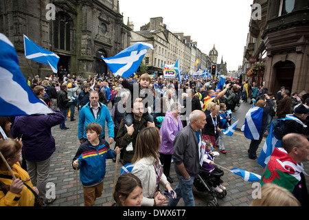 Massen marschieren durch die Straßen von Edinburgh während eines pro-Unabhängigkeit März und Kundgebung in der schottischen Hauptstadt im Jahr 2013. Stockfoto