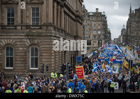 Massen marschieren hinunter North Bridge in Edinburgh während eines pro-schottische Unabhängigkeit März und Rallye. Stockfoto