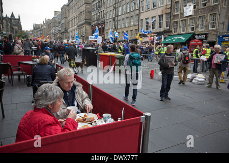 Ein paar beim Frühstück in einem Café auf der Royal Mile, wie vor dem Start eine pro-Unabhängigkeit März in Edinburgh Kundenansturm Stockfoto