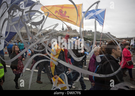 Massen marschieren durch die Straßen von Edinburgh während eines pro-Unabhängigkeit März und Kundgebung in der schottischen Hauptstadt im Jahr 2013. Stockfoto