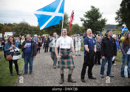 Ein Mann mit einer schottischen Andreaskreuz Fahne tragen einen Kilt, hören Vorträge in Edinburgh, während einer Kundgebung der Pro-Unabhängigkeit. Stockfoto