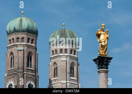 Deutschland, Bayern, München, Marienplatz Square, Statue der Jungfrau Maria am Marienplatz mit dem Belfried der Frauenkirche Stockfoto