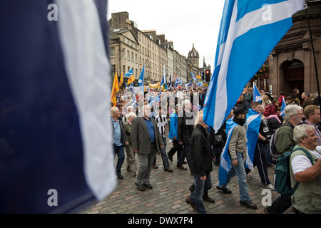 Massen marschieren durch die Straßen von Edinburgh während eines pro-Unabhängigkeit März und Kundgebung in der schottischen Hauptstadt im Jahr 2013. Stockfoto