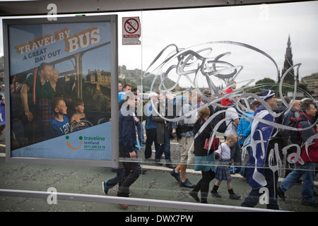 Massen marschieren durch die Straßen von Edinburgh während eines pro-Unabhängigkeit März und Kundgebung in der schottischen Hauptstadt im Jahr 2013. Stockfoto