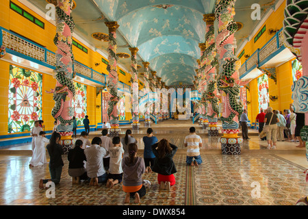 Innenraum des Cao Dai große Tempel (oder Heiliger Stuhl), Tay Ninh Stockfoto