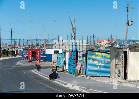 Straße mit behelfsmäßigen Häuser und Menschen in Khayelitsha, Kapstadt, Western Cape, Südafrika Stockfoto