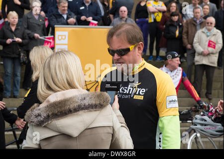 Vor Beginn der Norden von Harry & Amy's Tandem Tour de Yorkshire zugunsten des Sports Relief. Gary Verity (Chief Executive von Willkommen in Yorkshire) von BBC Radio Leeds Reporter interviewt, während die Masse der Verfechter hinter Leeds Rathaus, West Yorkshire, England, UK steht. Stockfoto