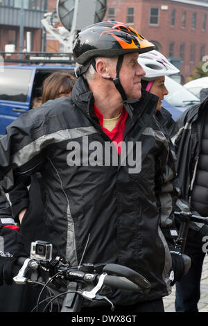 North's Harry & Amy's Tandem Tour de Yorkshire zugunsten des Sports Relief. Close-up des Paares vor dem Start, rittlings auf ihr Fahrrad & tragen Fahrradausrüstung - außerhalb von Leeds Rathaus, West Yorkshire, England, UK. Stockfoto